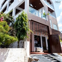 Aks Beauty Hut