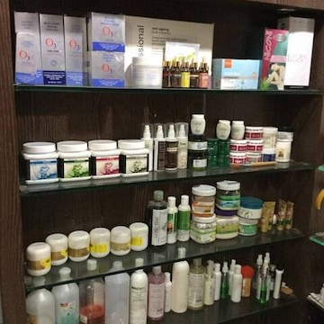 La Clinica Family Salon